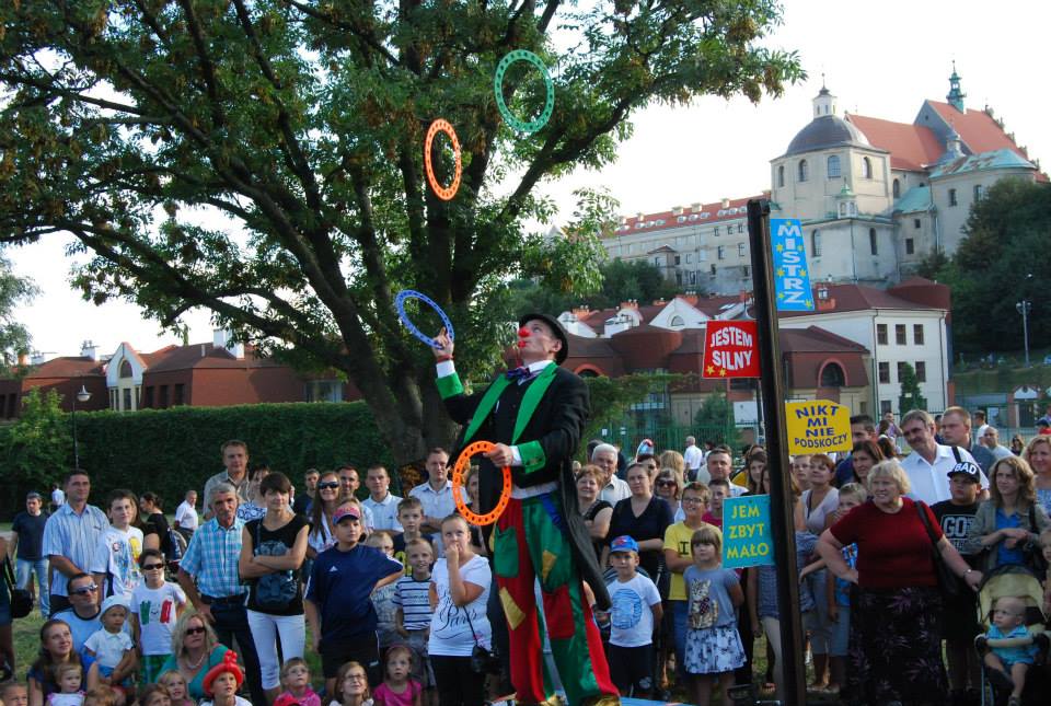 Pokaz cyrkowy ARTCIRCUS — uliczny teatr i kabaret (6)