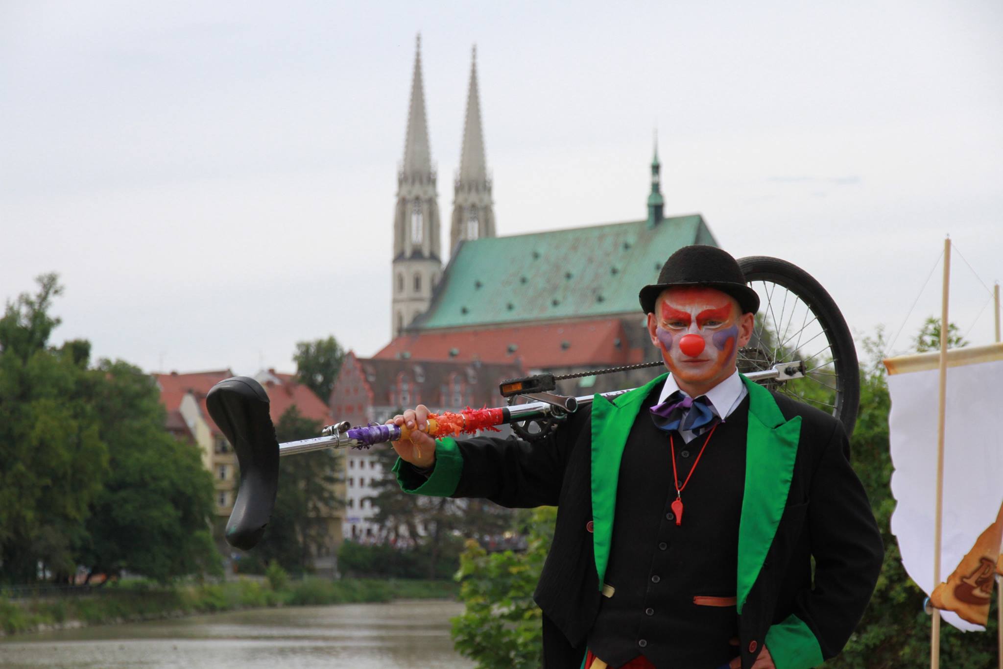 Pokaz cyrkowy ARTCIRCUS — uliczny teatr i kabaret (7)